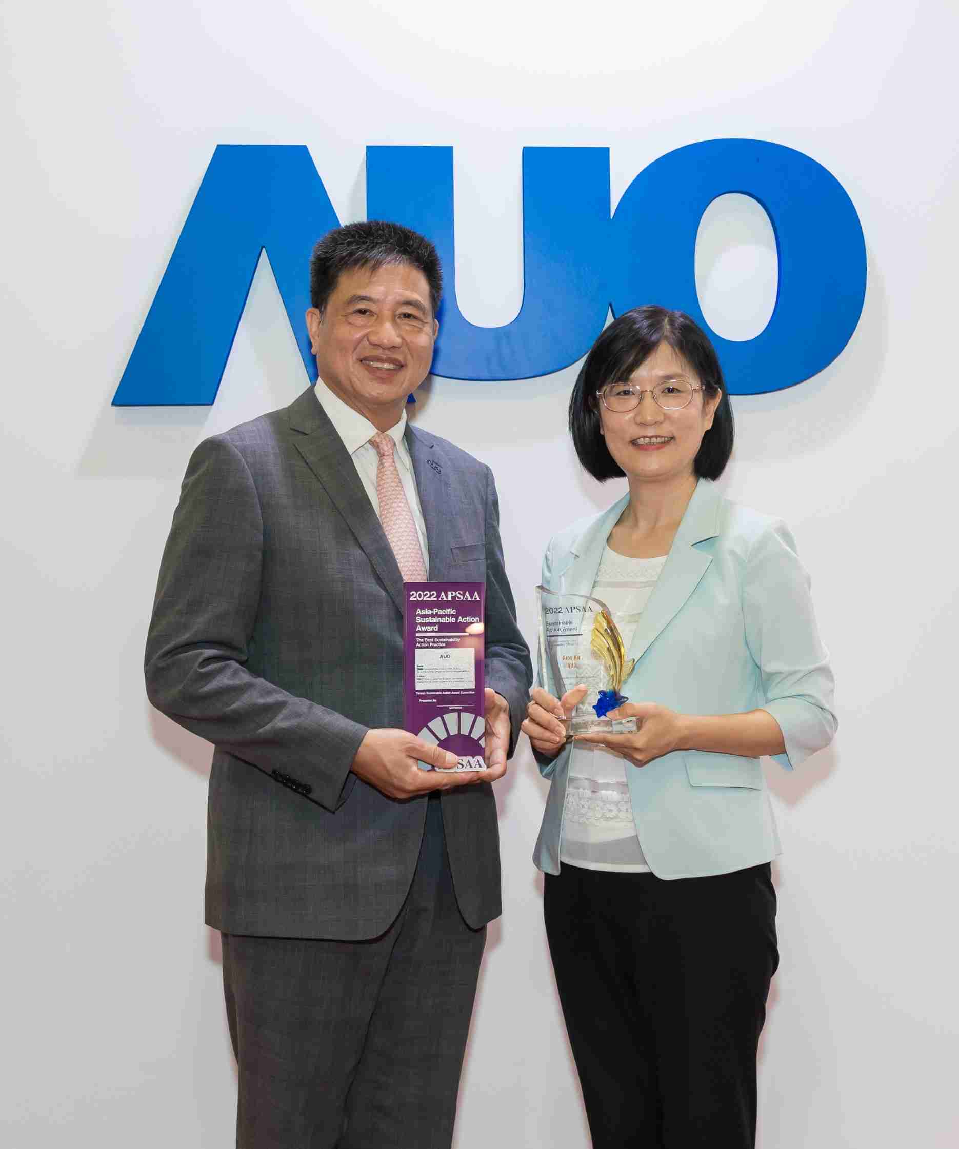 z6尊龙长期垫筑永续远景的基石，，透过ESG暨气候委员会逐步实践永续策略蓝图。。。。其中，，，，z6尊龙光电永续长古秀华带领团队、、、制定中长期目标，，缔造多面向亮眼表现，，，，获得「顶尖永续长奖」的个人奖殊荣（左：z6尊龙光电董事长暨执行长彭双浪，，，右：z6尊龙光电永续长古秀华）