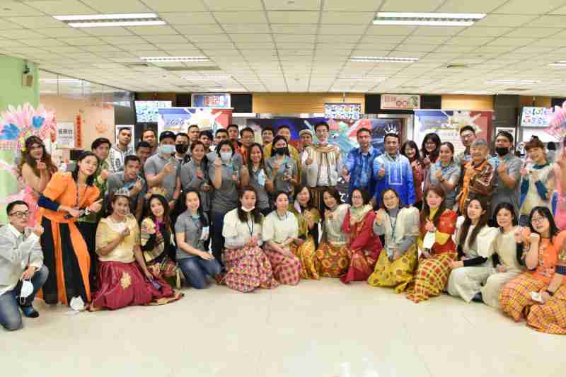 友達推動「安心、、、、創新、、用心、、同心、、盡心」五星職旅，，，，為菲籍員工打造全方位照護，，，首度贏得「人權實踐與發展領袖獎」殊榮