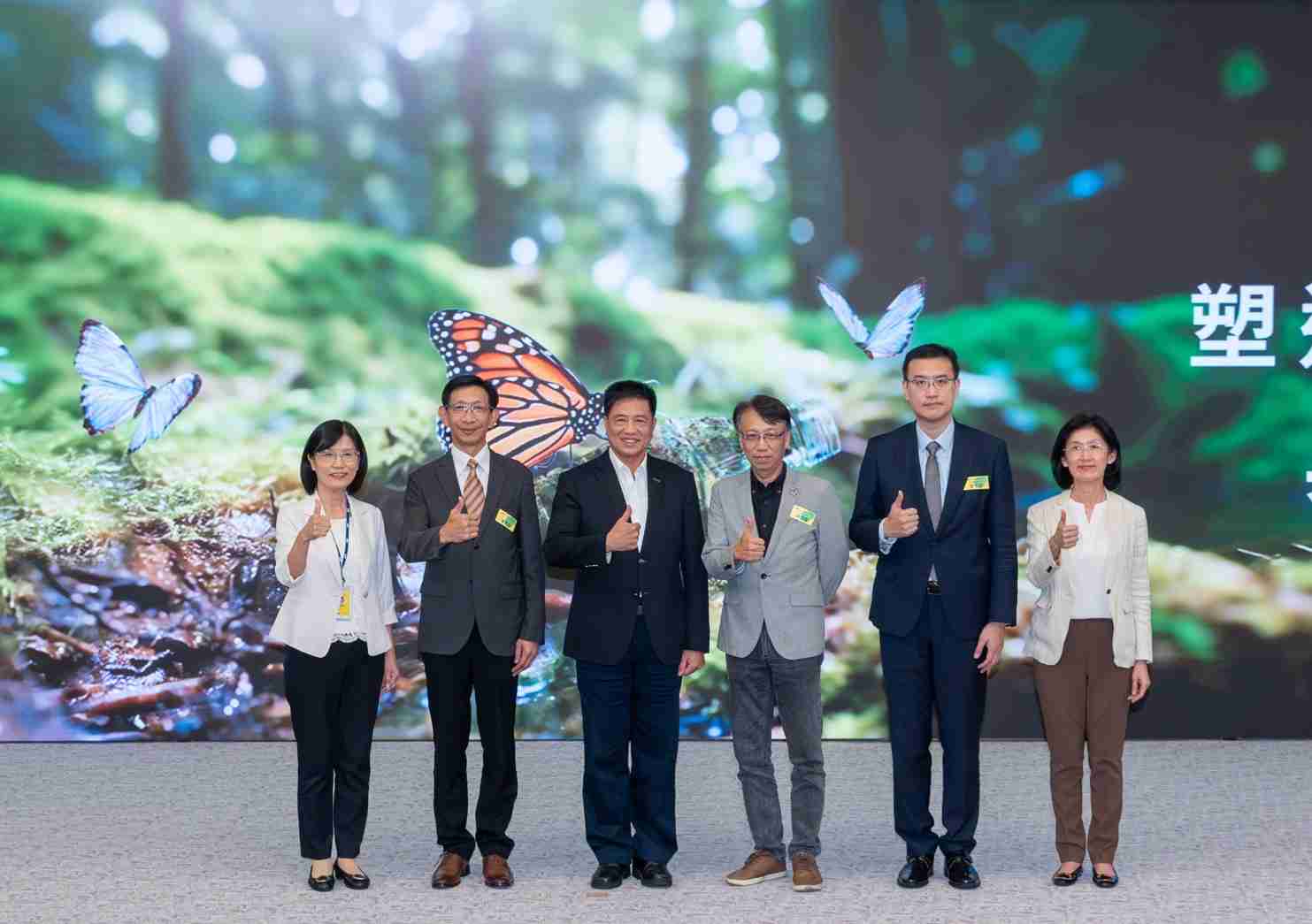 友達2023 CSR共榮大會，，，邀請領域專家分享交流生物多樣性管理趨勢、、、、無塑產品、、海廢永續塑料等議題  （圖左到右：友達光電永續長古秀華、、3M台灣技術長陳君杰、、、、友達光電董事長暨集團策略長彭双浪、、、光寶科技企業永續發展處處長陳慶暉、、、安永聯合會計師事務所執業會計師曾于哲、、、、友達光電供應鏈總部副總經理吳宜芳）