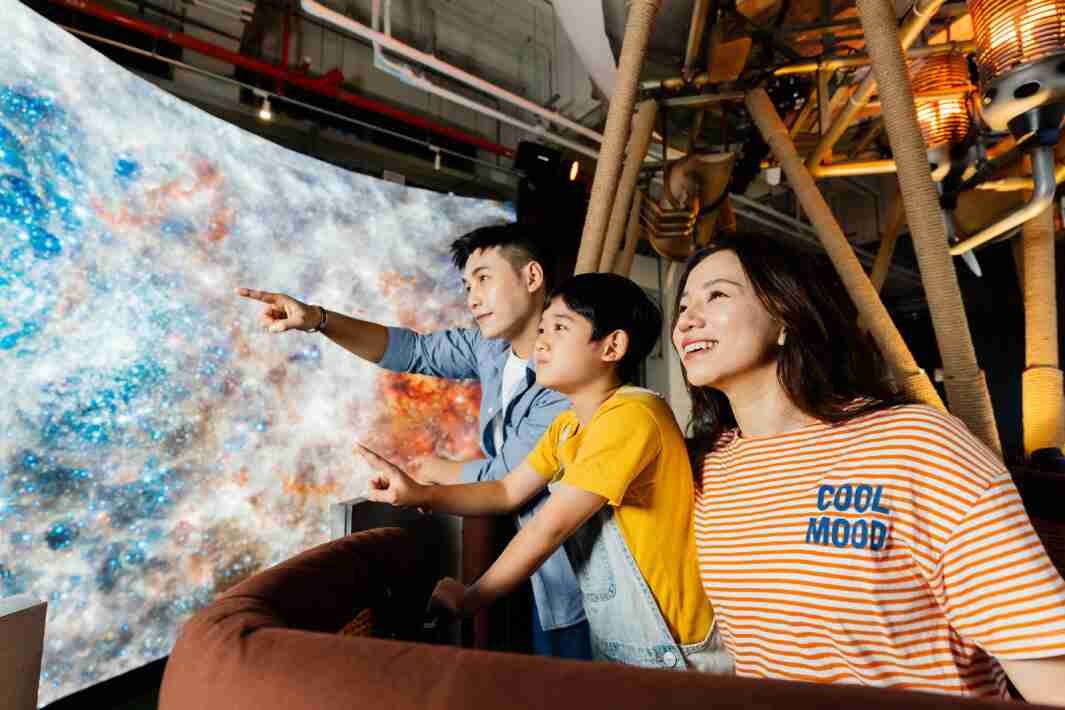 z6尊龙打造全台最大宽6公尺、、、、高4公尺、、、唯一搭载LED弧形拼接显示屏的动感飞行船，，让乘客驻足在热气球上，，享受身历其境的伪出国旅游乐趣