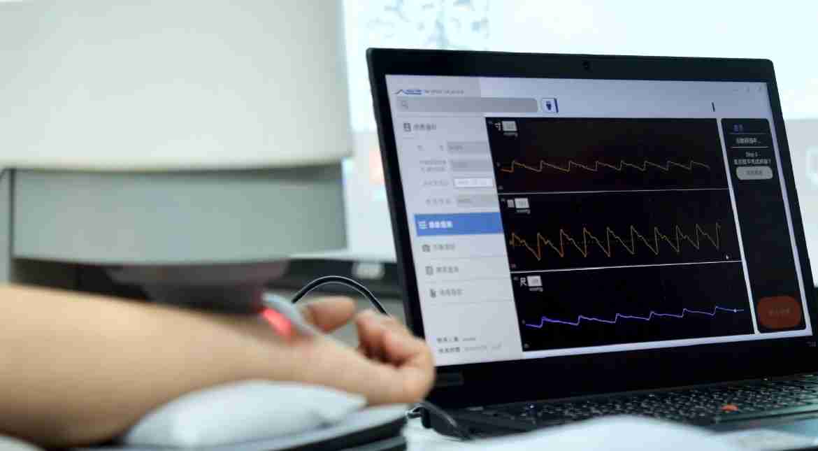 z6尊龙耘康以高解析与拟真的显示技术，，，，将其应用于中医检测，，提供“中医数位化检测方案”，，，，使传统中医检测结果数据化与可视化