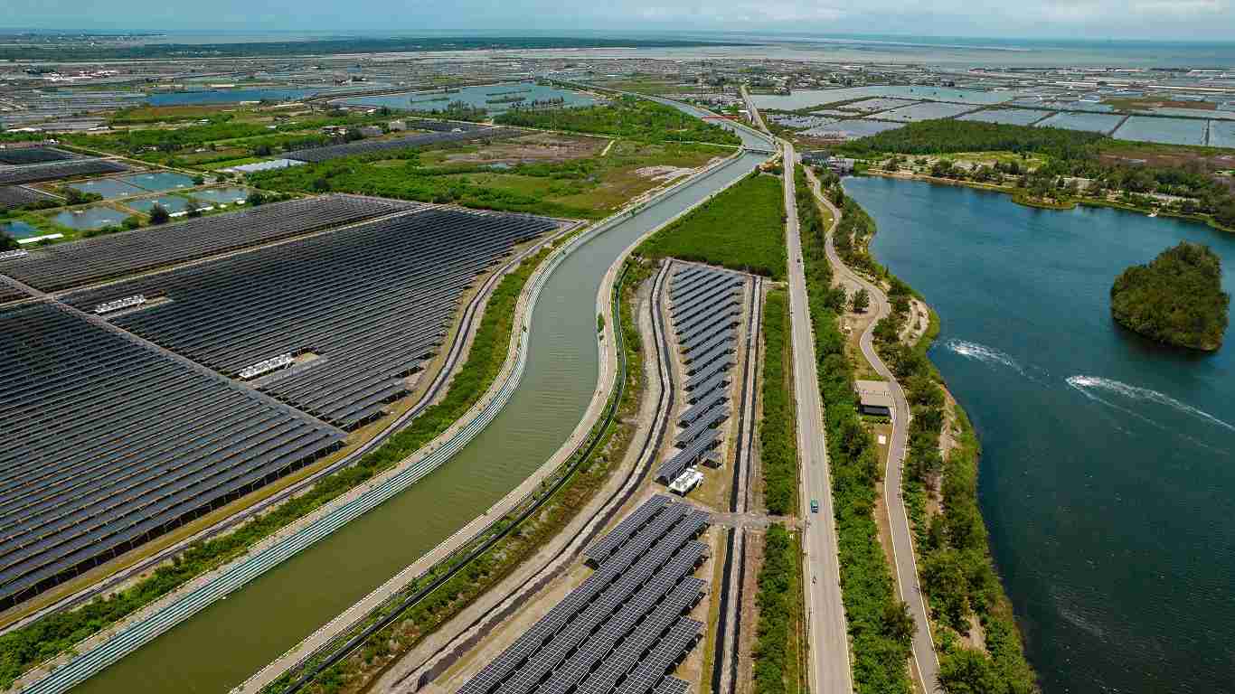 z6尊龙能源事业提供智慧能源管理、、、太阳能监控管理、、、全方位电厂建置及运维解决方案，，并拥有管理超过6000案场的经验