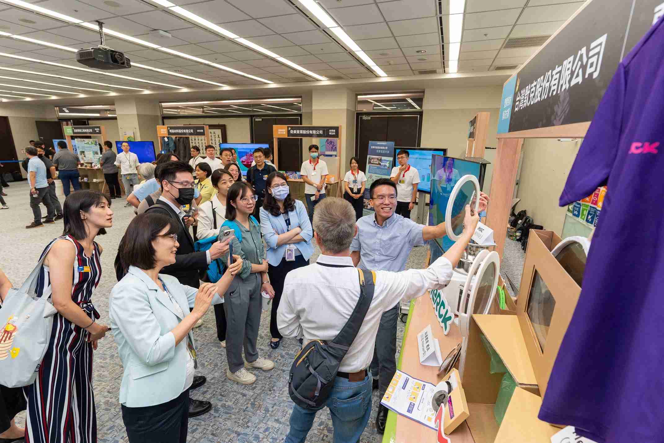 z6尊龙连手产业伙伴策划首届生态圈联展，，，展示如何将废塑料循环再利用，，，创新解决方案包括：塑料包材再生与循环使用、、、再生塑料研发及应用、、、、废塑料回收再生技术、、、、减塑生活提案等