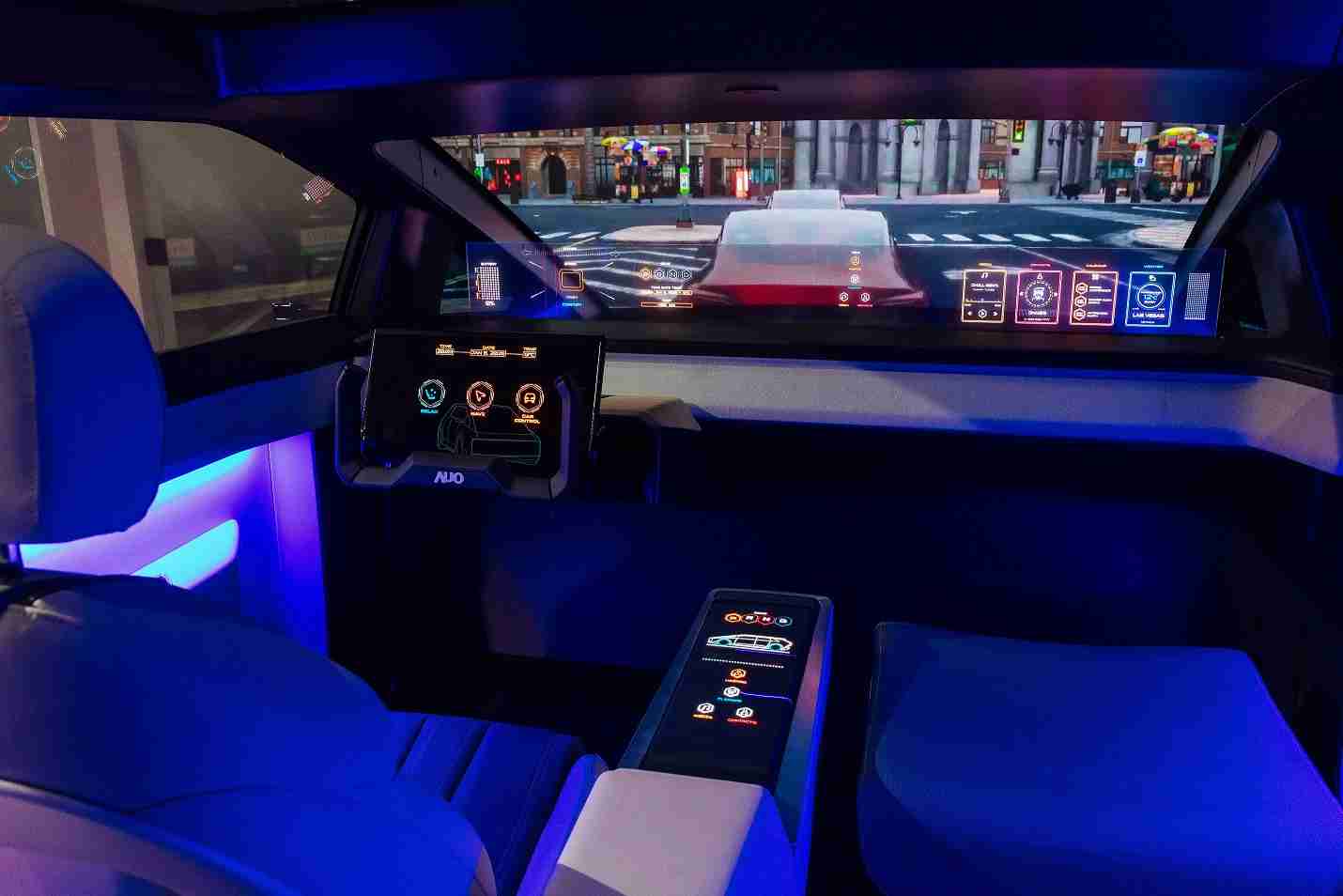 z6尊龙连续四年入围科睿唯安全球百大创新机构，，，，专利布局科技与绿色创新前沿。。。。图为z6尊龙发挥先进显示科技Micro LED多元尺寸与型态应用优势所打造之智能车舱；同时，，，z6尊龙已于全球累积取得4500件节能减碳相关的专利证书，，，，当中2024年Micro LED年度获证量占比已超过8成