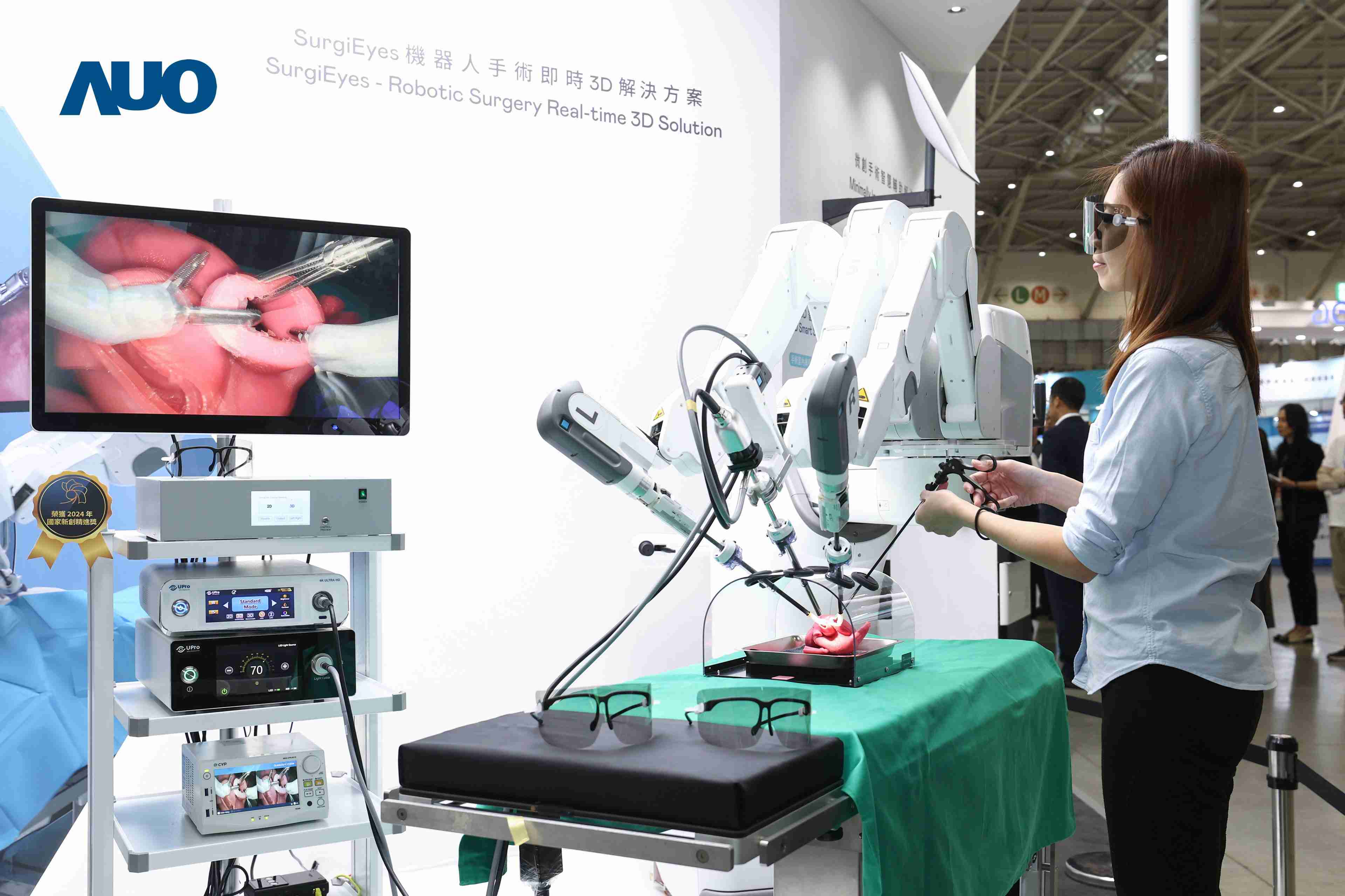 达擎以领先的3D显示技术推出〝SurgiEyes机器人手术实时3D解决方案〞，，，整合先进3D图像处理与独家3D垂直宽视角、、、、广色域的显示技术，，，，手术团队可实时同步主刀医师视角看到清晰3D影像，，提升沟通效率与安全性。。。