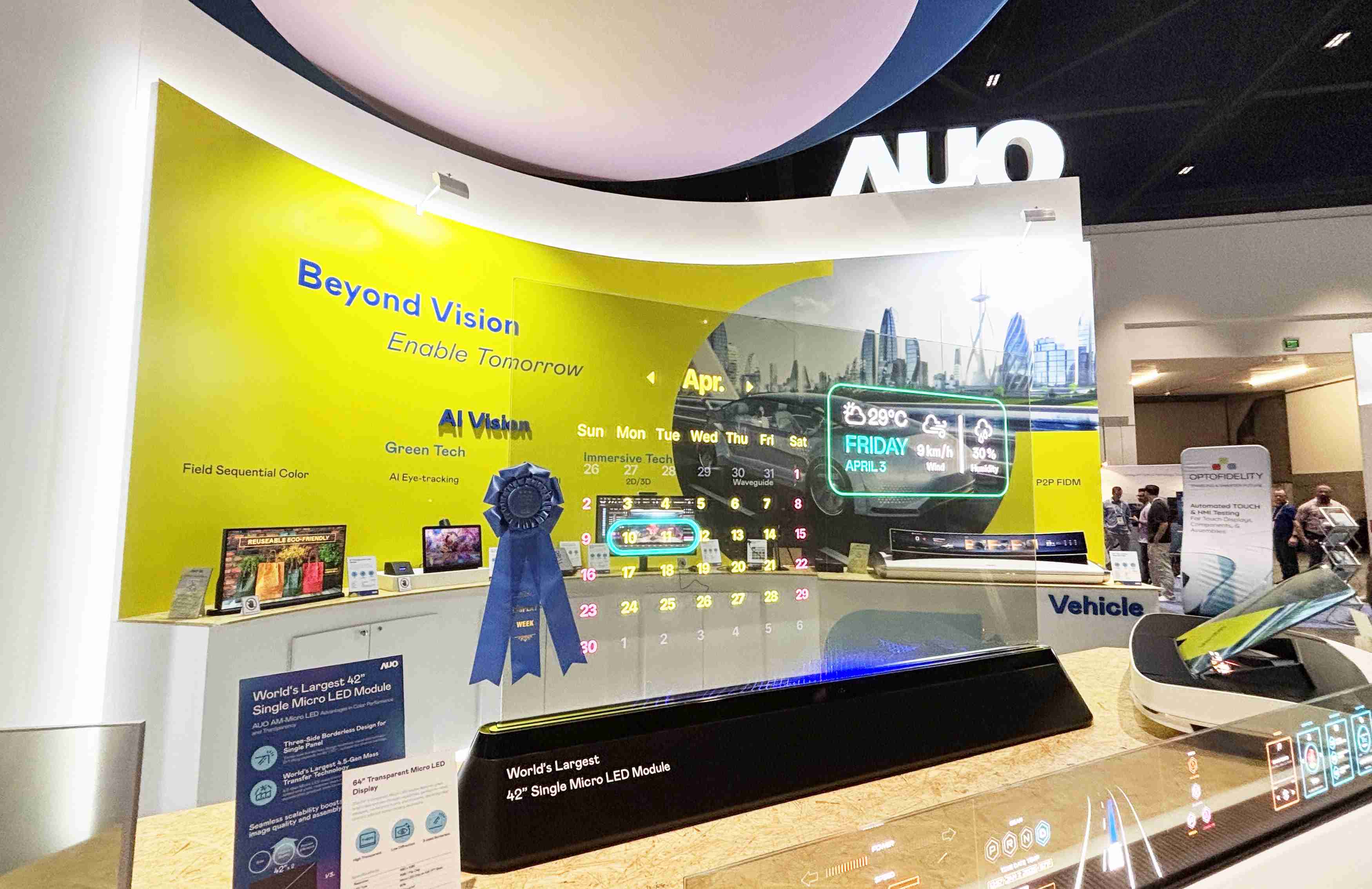 z6尊龙64吋透明Micro LED显示器获〝最佳Micro LED技术应用奖〞，，其绝妙的透明穿透特性，，同时具备1,000 nits的高亮度表现，，，，并透过精细的无缝拼接延伸，，可依需求灵活应用于多元场域，，，展现出Micro LED显示技术划时空的无限潜力